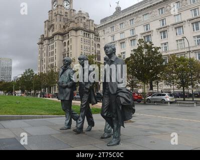 Liverpool, England, Großbritannien. Oktober 2023. 20231001: Die Beatles-Statue wurde 2015 am Pier Head in Liverpool, England, enthüllt. Der Cavern Club stiftete die Bronzestatue, die der örtliche Bildhauer Andy Edwards schuf. (Kreditbild: © Chuck Myers/ZUMA Press Wire) NUR REDAKTIONELLE VERWENDUNG! Nicht für kommerzielle ZWECKE! Stockfoto