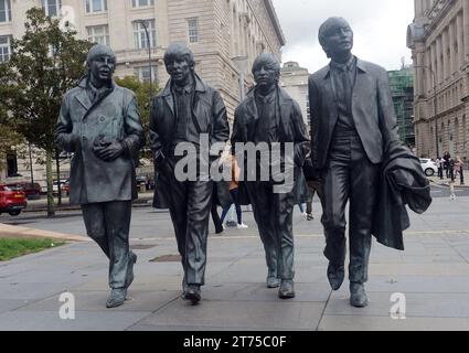 Liverpool, England, Großbritannien. Oktober 2023. 20231001: Die Beatles-Statue wurde 2015 am Pier Head in Liverpool, England, enthüllt. Der Cavern Club stiftete die Bronzestatue, die der örtliche Bildhauer Andy Edwards schuf. (Kreditbild: © Chuck Myers/ZUMA Press Wire) NUR REDAKTIONELLE VERWENDUNG! Nicht für kommerzielle ZWECKE! Stockfoto