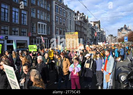 Amsterdam, Niederlande. November 2023. Mehr als 80,000 Menschen marschierten durch Amsterdam, um gegen den Klimawandel und andere Themen zu protestieren. Die schwedische Aktivistin Greta Thunberg war eine der Redner. Stockfoto