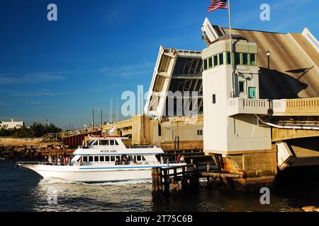 Eine Chartertour mit einem Fischerboot führt Sie unter der Shark River Bridge in Belmar an der Küste von New Jersey durch Stockfoto