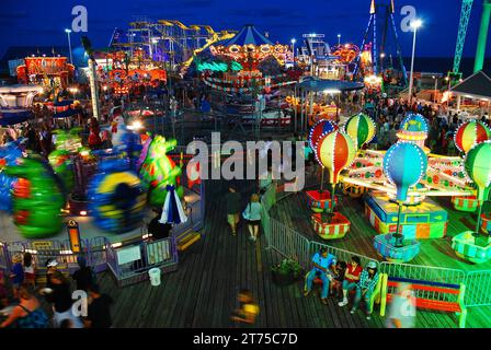 Der Casino Pier in Seaside Heights, an der Küste von Jersey, ist beleuchtet mit Fahrgeschäften für Kinder und Nervenkitzel im Vergnügungspark Stockfoto