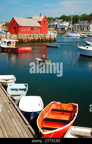 Jollen sind an das Dock im kleinen Hafen gebunden, der mit Hummerbooten bewohnt ist und in Sichtweite des Motivs Nr. 1 in Rockport, Cape Ann, Massachusetts Stockfoto