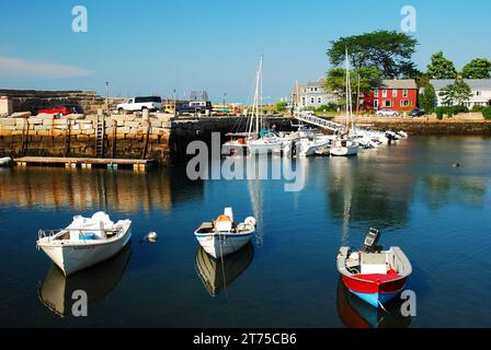 Drei kleine Boote mit Außenbordmotoren liegen in der New England Hafenstadt Rockport auf Cape Ann Stockfoto