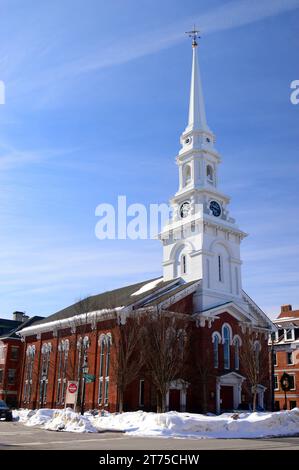 Die historische Old North Church von Portsmouth steht an einem kalten Wintertag auf dem Marktplatz in der Innenstadt Stockfoto