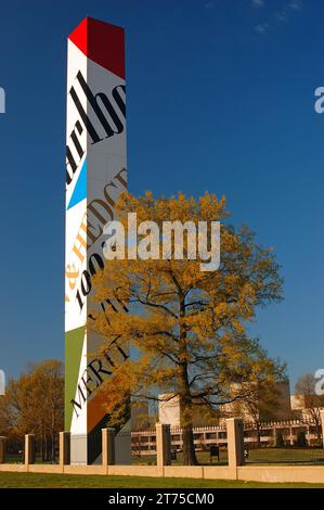 Auf dem Campus des Phillip Morris Headquarters Ni Richmond Virginia steht eine große Säule, die die verschiedenen Zigarettenmarken bewirbt Stockfoto