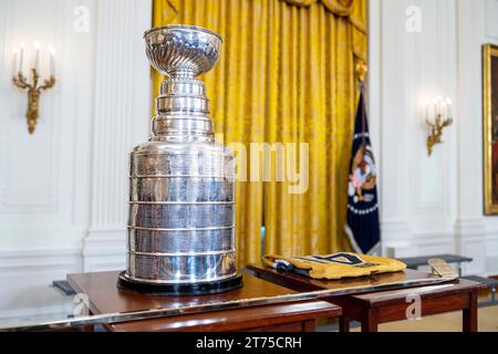 Washington, Usa. November 2023. Die Stanley Cup-Trophäe und der gravierte Hockeyschläger wurden US-Präsident Joe Biden während einer Veranstaltung zur Feier des Stanley Cnights 2023 im State Dining Room des Weißen Hauses am 13. November 2023 in Washington, DC, verliehen. Credit: Cameron Smith/White House Photo/Alamy Live News Stockfoto