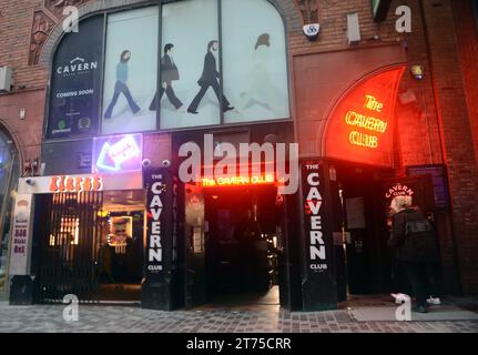 Liverpool, England, Großbritannien. Oktober 2023. 20231001: Blick auf den Eingang zum Cavern Club in Liverpool, England. Die Beatles traten zwischen 1961 und 1963 im Cavern Club auf. Der ursprüngliche Musikort wurde im Mai 1973 geschlossen, wurde aber Mitte der 1980er Jahre wieder eröffnet, nachdem der Club nach einer Renovierung auf dem größten Teil des ehemaligen Geländes restauriert wurde. Nach einer erneuten Schließung im Jahr 1989 nahmen neue Besitzer den historischen Standort in Besitz und eröffneten den heutigen Club 1991 wieder. (Kreditbild: © Chuck Myers/ZUMA Press Wire) NUR REDAKTIONELLE VERWENDUNG! Nicht für kommerzielle ZWECKE! Stockfoto