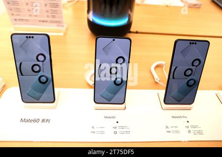 SHANGHAI, CHINA – 12. NOVEMBER 2023 – Kunden erleben das neue HarmonyOS Smartphone Mate60 im Flagship Store von Huawei in Shanghai, China, November Stockfoto