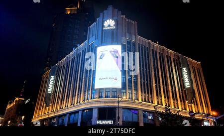 SHANGHAI, CHINA - 12. NOVEMBER 2023 - der Flagship Store von Huawei in Shanghai, China, 12. November 2023. Stockfoto