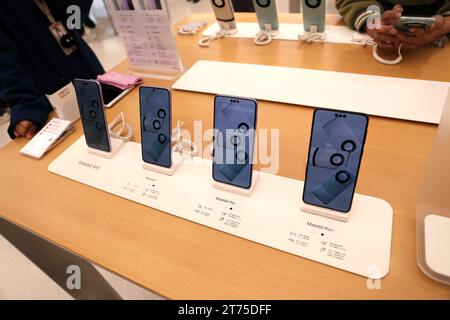 SHANGHAI, CHINA – 12. NOVEMBER 2023 – Kunden erleben das neue HarmonyOS Smartphone Mate60 im Flagship Store von Huawei in Shanghai, China, November Stockfoto