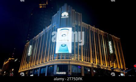 SHANGHAI, CHINA - 12. NOVEMBER 2023 - der Flagship Store von Huawei in Shanghai, China, 12. November 2023. Stockfoto