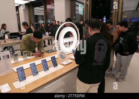 SHANGHAI, CHINA – 12. NOVEMBER 2023 – Kunden erleben das neue HarmonyOS Smartphone Mate60 im Flagship Store von Huawei in Shanghai, China, November Stockfoto