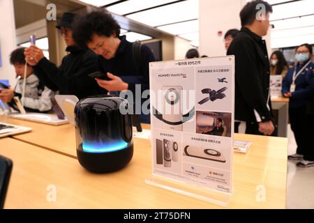 SHANGHAI, CHINA – 12. NOVEMBER 2023 – Kunden erleben das neue HarmonyOS Smartphone Mate60 im Flagship Store von Huawei in Shanghai, China, November Stockfoto