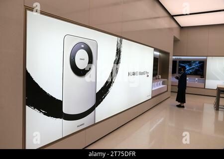 SHANGHAI, CHINA – 12. NOVEMBER 2023 – Kunden erleben das neue HarmonyOS Smartphone Mate60 im Flagship Store von Huawei in Shanghai, China, November Stockfoto