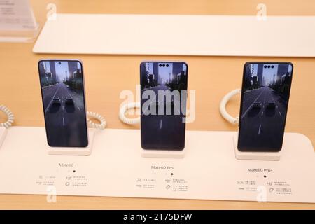 SHANGHAI, CHINA – 12. NOVEMBER 2023 – Kunden erleben das neue HarmonyOS Smartphone Mate60 im Flagship Store von Huawei in Shanghai, China, November Stockfoto