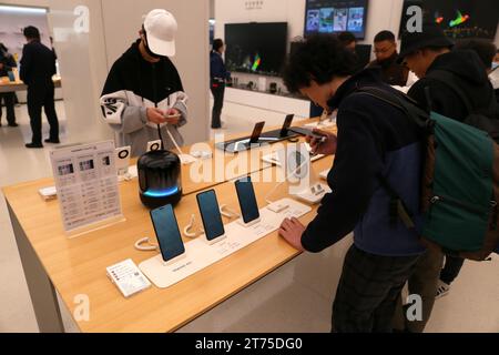 SHANGHAI, CHINA – 12. NOVEMBER 2023 – Kunden erleben das neue HarmonyOS Smartphone Mate60 im Flagship Store von Huawei in Shanghai, China, November Stockfoto