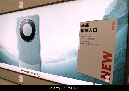 SHANGHAI, CHINA – 12. NOVEMBER 2023 – Kunden erleben das neue HarmonyOS Smartphone Mate60 im Flagship Store von Huawei in Shanghai, China, November Stockfoto