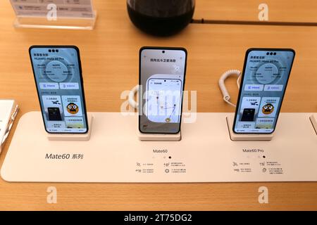SHANGHAI, CHINA – 12. NOVEMBER 2023 – Kunden erleben das neue HarmonyOS Smartphone Mate60 im Flagship Store von Huawei in Shanghai, China, November Stockfoto