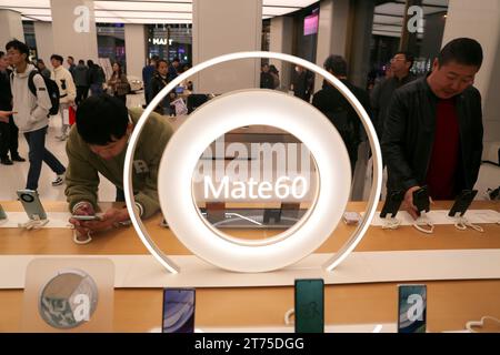 SHANGHAI, CHINA – 12. NOVEMBER 2023 – Kunden erleben das neue HarmonyOS Smartphone Mate60 im Flagship Store von Huawei in Shanghai, China, November Stockfoto