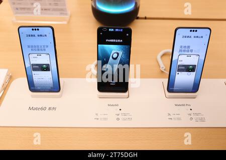 SHANGHAI, CHINA – 12. NOVEMBER 2023 – Kunden erleben das neue HarmonyOS Smartphone Mate60 im Flagship Store von Huawei in Shanghai, China, November Stockfoto
