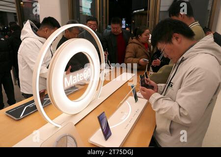 SHANGHAI, CHINA – 12. NOVEMBER 2023 – Kunden erleben das neue HarmonyOS Smartphone Mate60 im Flagship Store von Huawei in Shanghai, China, November Stockfoto