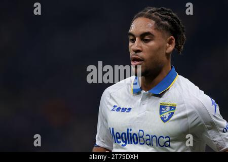 Mailand, Italien. November 2023. Anthony Oyono von Frosinone Calcio während des Spiels der Serie A in Giuseppe Meazza, Mailand. Der Bildnachweis sollte lauten: Jonathan Moscrop/Sportimage Credit: Sportimage Ltd/Alamy Live News Stockfoto