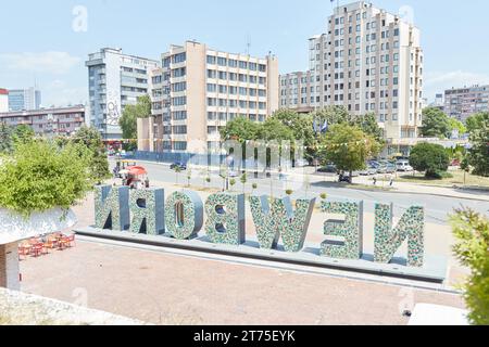 Das ikonische Denkmal für Neugeborene in Pristina, Kosovo Stockfoto