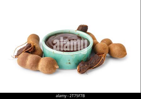 Schüssel mit leckerer Tamarindenmarmelade mit Früchten auf weißem Hintergrund Stockfoto