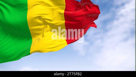 Lebendige Farben der Mali-Flagge wehen im Wind vor dem klaren blauen Himmel und symbolisieren Nationalstolz und Erbe Stockfoto