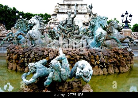 Der Brunnen des Girondins-Denkmals am Place des Quinconces in Bordeaux Frankreich Stockfoto