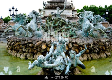 Der Brunnen des Girondins-Denkmals am Place des Quinconces in Bordeaux Frankreich Stockfoto