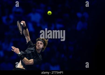 Turin, Italien. 14. November 2023. Andrey Rublev aus Russland im Kampf gegen Daniil Medwedew aus Russland am zweiten Tag des Nitto ATP Finals. Daniil Medwedew aus Russland gewann mit 6:4 und 6:2. Quelle: Nicolò Campo/Alamy Live News Stockfoto