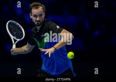 Turin, Italien. 14. November 2023. Daniil Medwedew aus Russland spielt beim robin-Einzelspiel gegen Andrey Rublev aus Russland am zweiten Tag des Nitto ATP Finals eine Vorhand. Daniil Medwedew aus Russland gewann mit 6:4 und 6:2. Quelle: Nicolò Campo/Alamy Live News Stockfoto