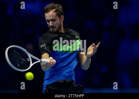 Turin, Italien. 14. November 2023. Daniil Medwedew aus Russland spielt beim robin-Einzelspiel gegen Andrey Rublev aus Russland am zweiten Tag des Nitto ATP Finals eine Vorhand. Daniil Medwedew aus Russland gewann mit 6:4 und 6:2. Quelle: Nicolò Campo/Alamy Live News Stockfoto