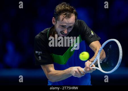 Turin, Italien. 14. November 2023. Daniil Medwedew aus Russland spielt beim robin-Einzelspiel gegen Andrey Rublev aus Russland am zweiten Tag des Nitto ATP Finals eine Rückhand. Daniil Medwedew aus Russland gewann mit 6:4 und 6:2. Quelle: Nicolò Campo/Alamy Live News Stockfoto