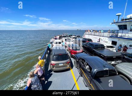 Mobile Bay, AL - 17. März 2022: Die Autofähre Marissa Mae Nicole überquerte Mobile Bay zwischen Fort Morgan und Dauphin Island. Die Fähre spart Stockfoto