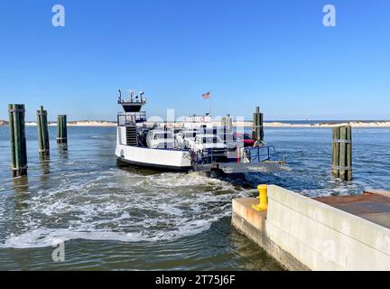 Dauphin Island, AL - 17. März 2022: Die voll beladene Autofähre Fort Morgan nähert sich dem Dock auf Dauphin Island. Die Fähre spart Reisenden Stunden Stockfoto