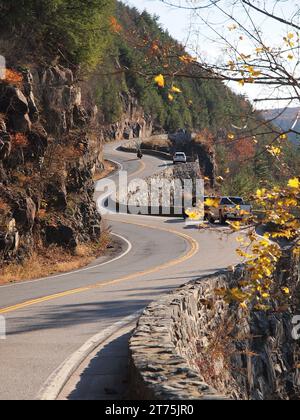 New York State Route 97, auch bekannt als „Hawks Nest“. Es ist ein kurzer Abschnitt der Fahrstraße außerhalb von Port Jervis, New York. Wird für viele TV-Anzeigen verwendet. Stockfoto