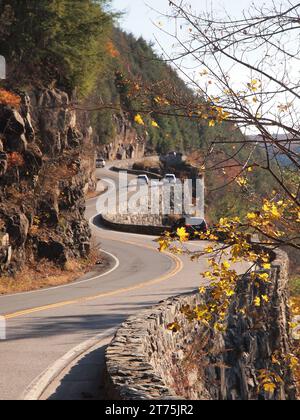 New York State Route 97, auch bekannt als „Hawks Nest“. Es ist ein kurzer Abschnitt der Fahrstraße außerhalb von Port Jervis, New York. Wird für viele TV-Anzeigen verwendet. Stockfoto