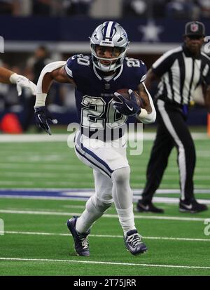 Arlington, TX USA: Dallas Cowboys laufen zurück Tony Pollard (20) läuft während eines NFL-Spiels gegen die Los Angeles Rams im AT&T Stadium, Sund Stockfoto