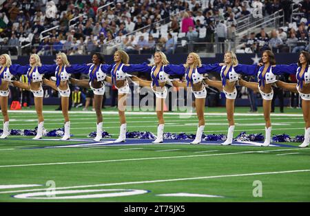 Arlington, Texas USA: Die Dallas Cowboys Cheerleader treten während eines NFL-Spiels zwischen den Cowboys und den Los Angeles Rams im AT&T Stadium am Sonntag, Oktober auf Stockfoto