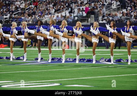 Arlington, Texas USA: Die Dallas Cowboys Cheerleader treten während eines NFL-Spiels zwischen den Cowboys und den Los Angeles Rams im AT&T Stadium am Sonntag, Oktober auf Stockfoto