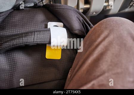 Handgepäckstück vor dem set auf Flügen der Economy-Klasse Stockfoto