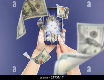 Online-Wallet. Frau mit Handy auf blauem Hintergrund, Nahaufnahme. Dollar-Banknoten fliegen vom Bildschirm des Geräts Stockfoto