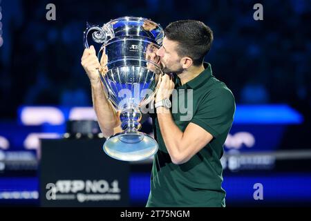 Turin, Italien. November 2023. Novak Djokovic von Serbien küsst die ATP Year-End Nr. 1 Trophäe 2023 während der Preisverleihung in Turin, Italien, am 13. November 2023. Quelle: Alberto Lingria/Xinhua/Alamy Live News Stockfoto