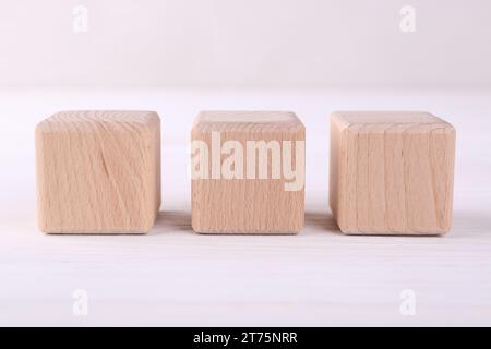 Internationale Organisation für Normung. Holzwürfel mit der Abkürzung ISO auf weißem Tisch, Großansicht Stockfoto