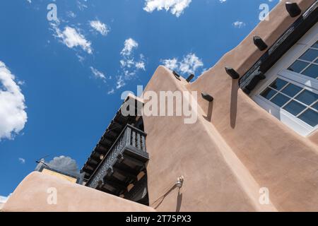 Detail eines ziegelsteingebäudes mit Himmel und Wolken im Norden von New Mexico. Stockfoto
