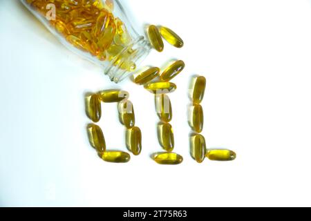 Fischöl Ergänzungskapseln für Gesundheit Spill out aus Klarglas Flasche mit goldener Kappe isoliert auf weißem Hintergrund Stockfoto