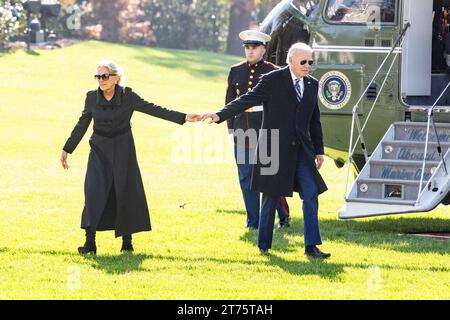 Washington, Usa. November 2023. Präsident Joe Biden und First Lady Jill Biden vor Marine One nach der Rückkehr ins Weiße Haus. Quelle: SOPA Images Limited/Alamy Live News Stockfoto