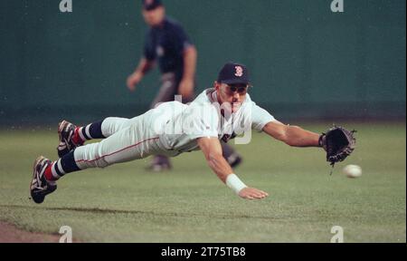 Red sox Expos 2000 Saison Red sox zweiter Baseman Lou Merloni taucht für den Ball im Spiel gegen die Expos im fenway Park in Boston Ma USA Foto von Bill belknap Stockfoto